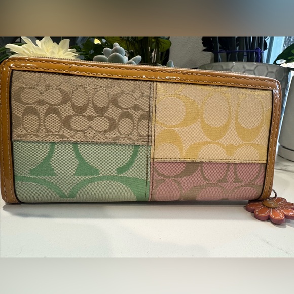 Coach Daisy 🌼 Patchwork Wallet Rare 💎 - Picture 2 of 7